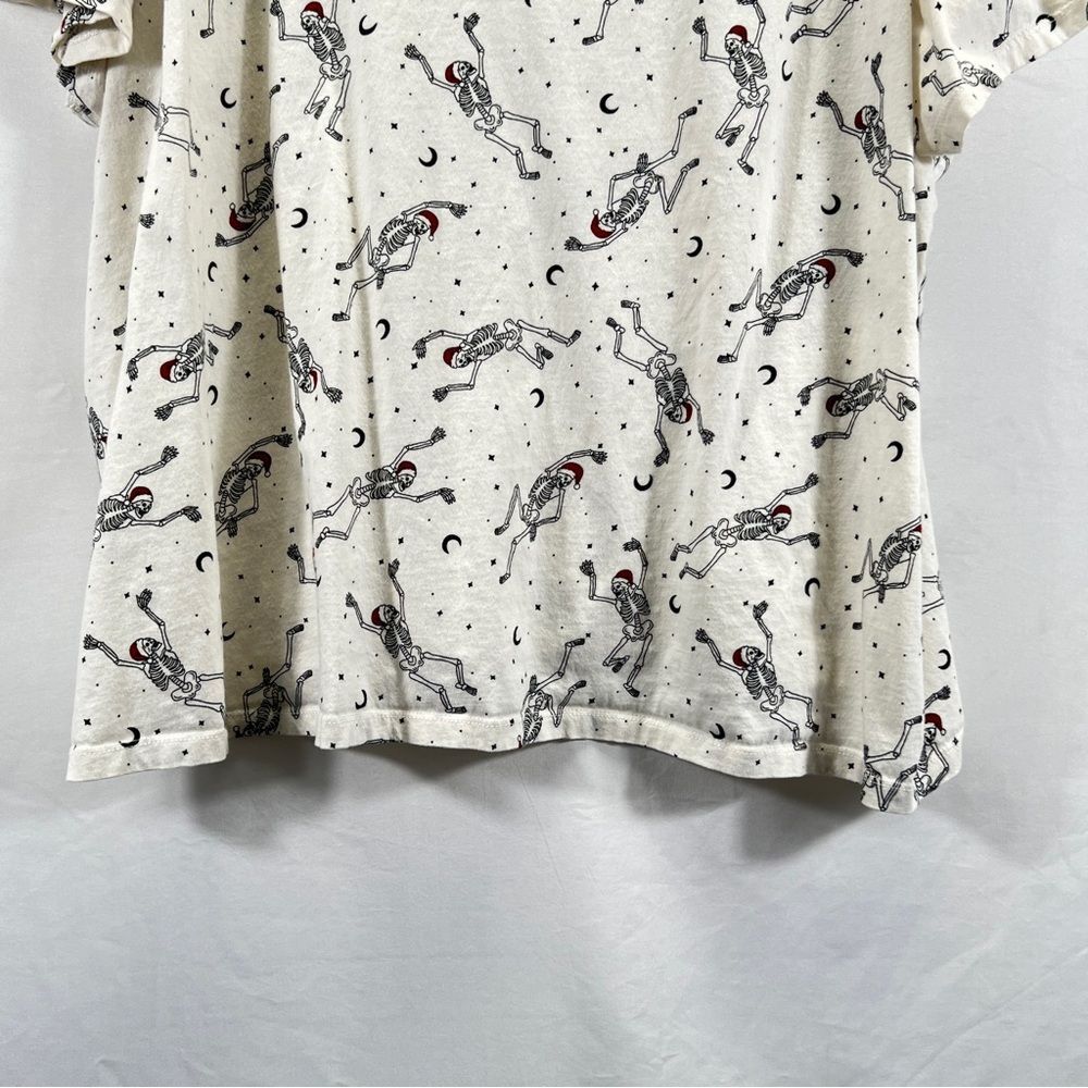 Torrid Dancing Santa Skellies Whisper White V-Neck Tee 0821 - Picture 3 of 7